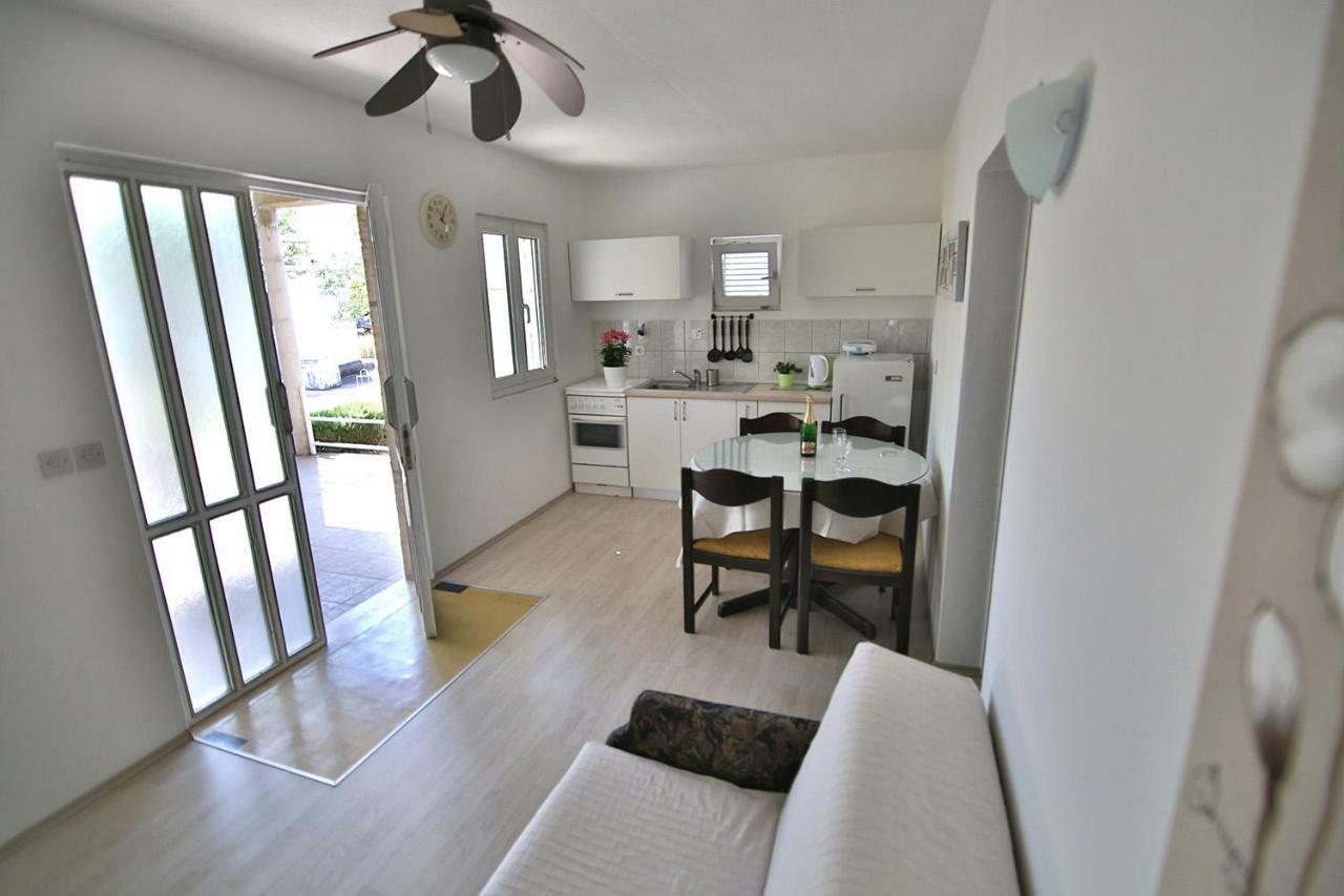 Apartment Rosemary Рогозница Екстериор снимка