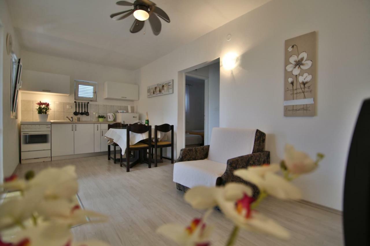 Apartment Rosemary Рогозница Екстериор снимка